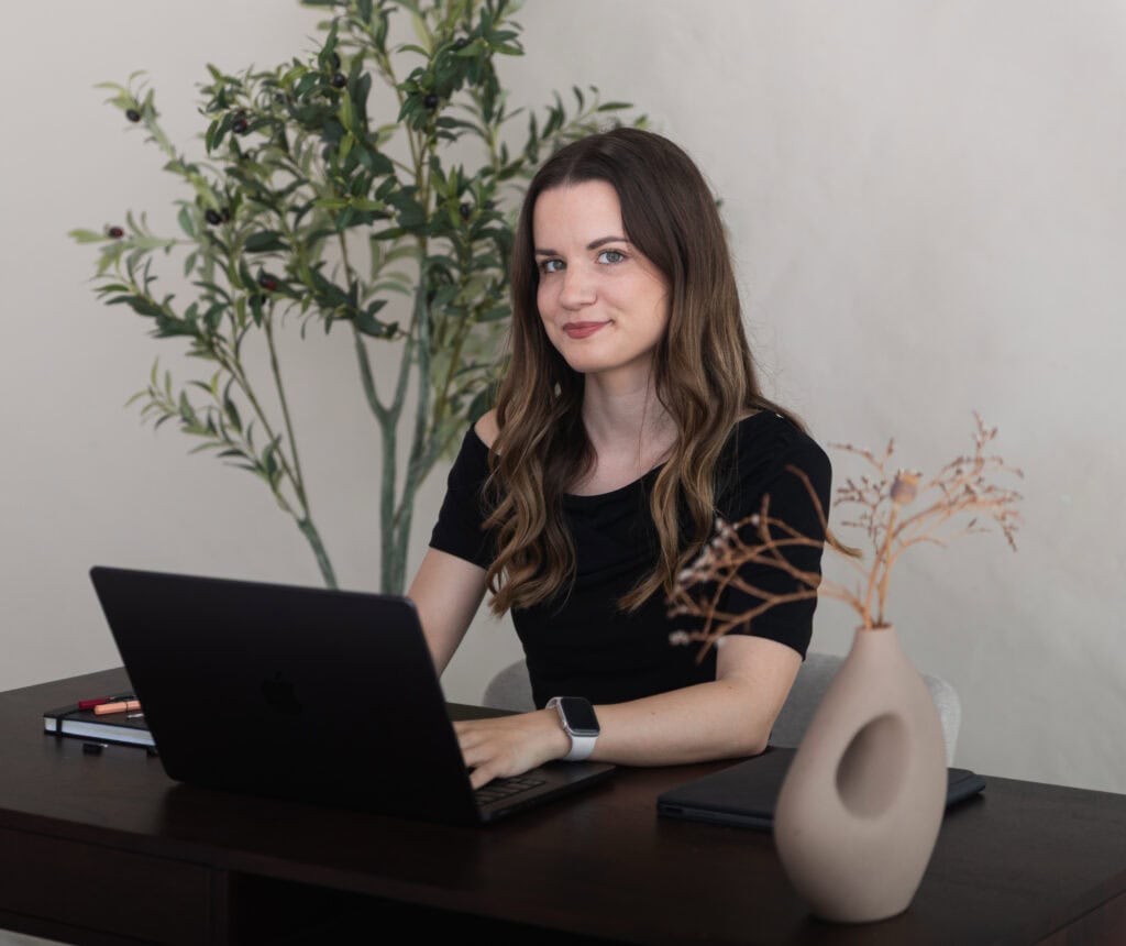 Jaqueline számítógép előtt ül és arculattervezés árajánlatkérésre vár